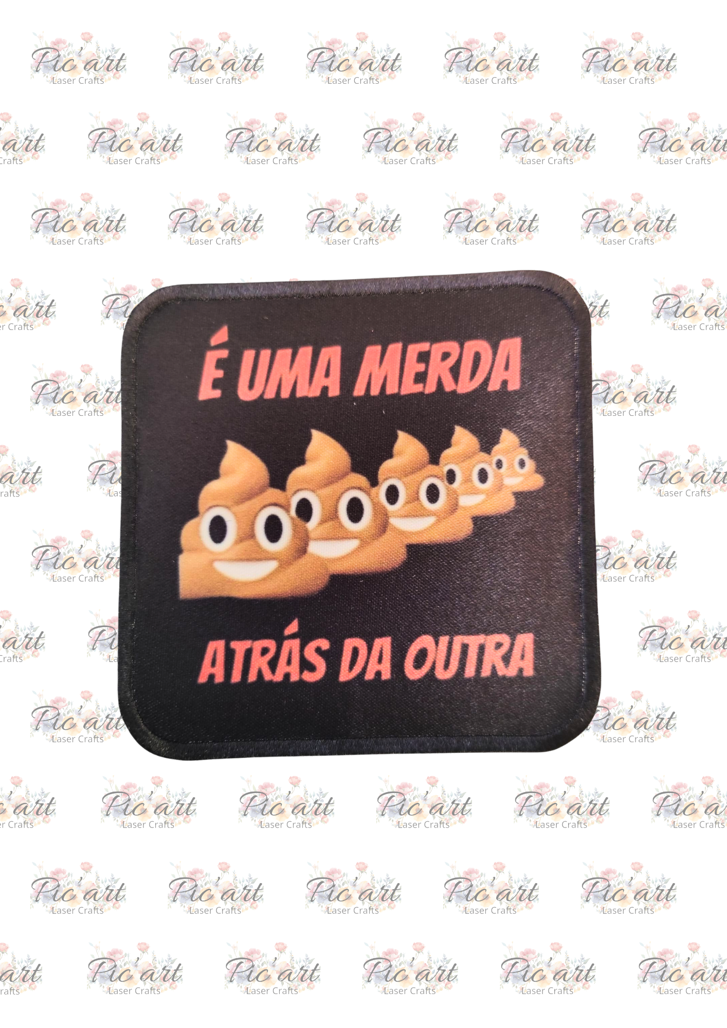 Emblema "Merda atrás da outra"